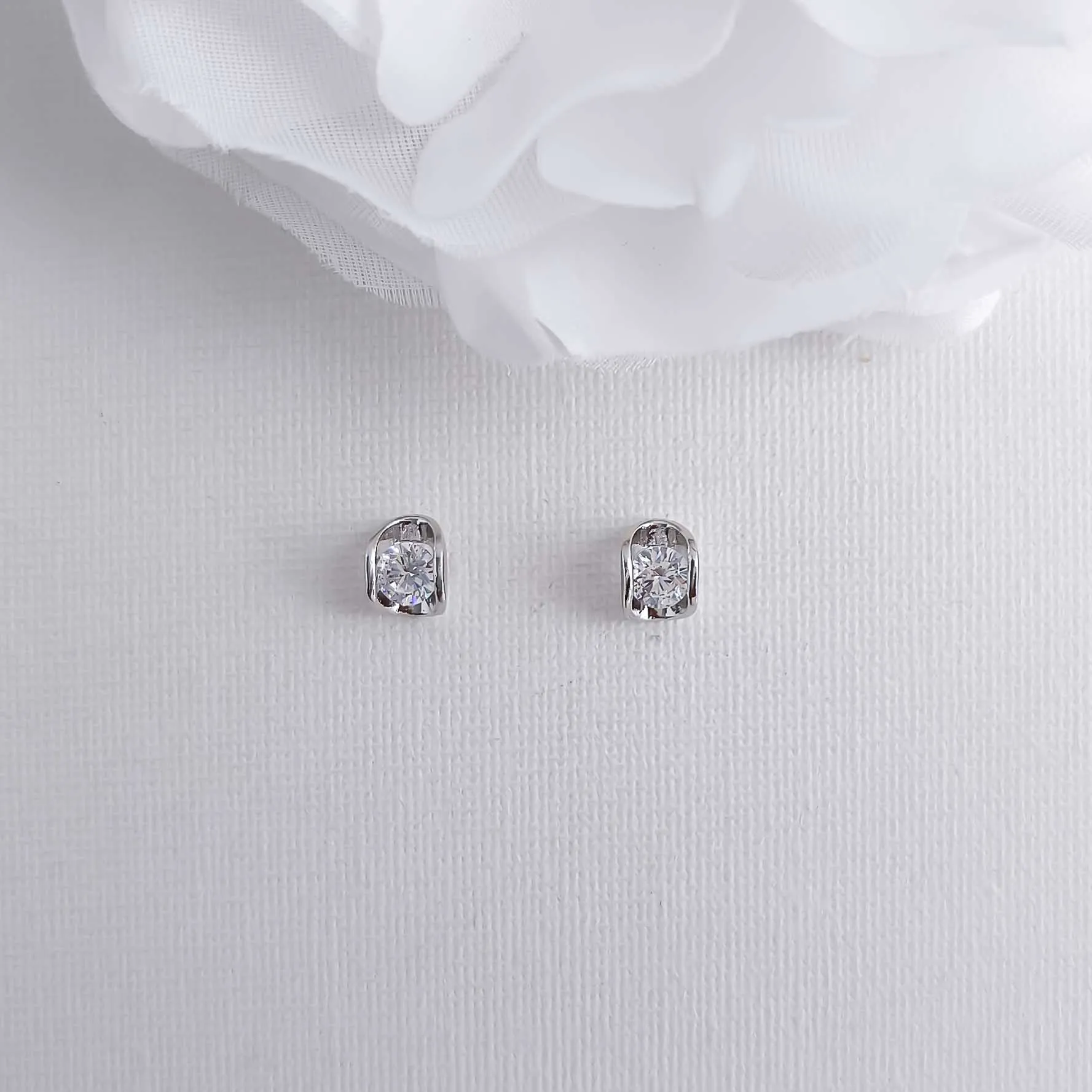 Minimalistic U-Shaped Stud Earrings-Young