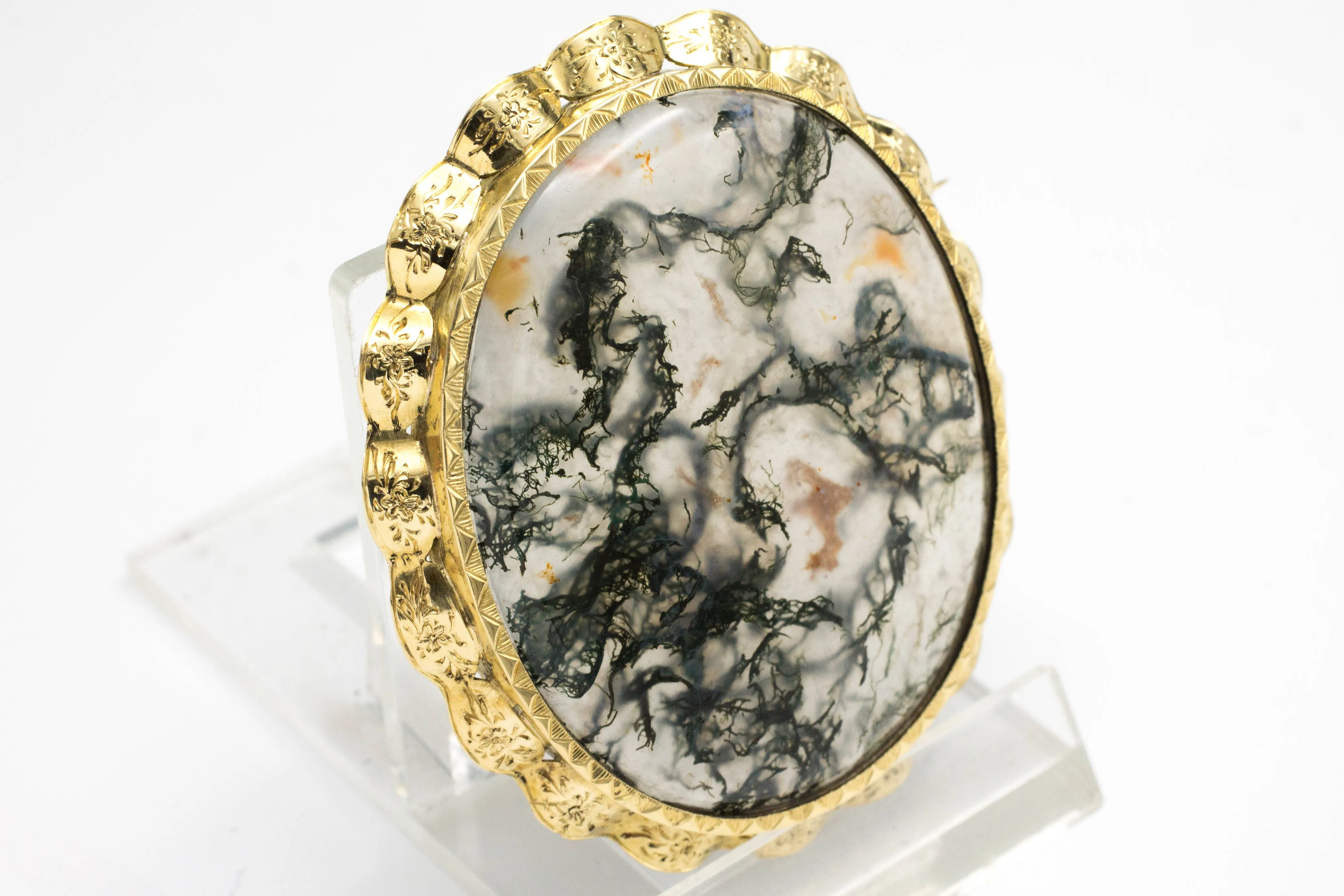 Moss agate brooch in 14 carat gold.